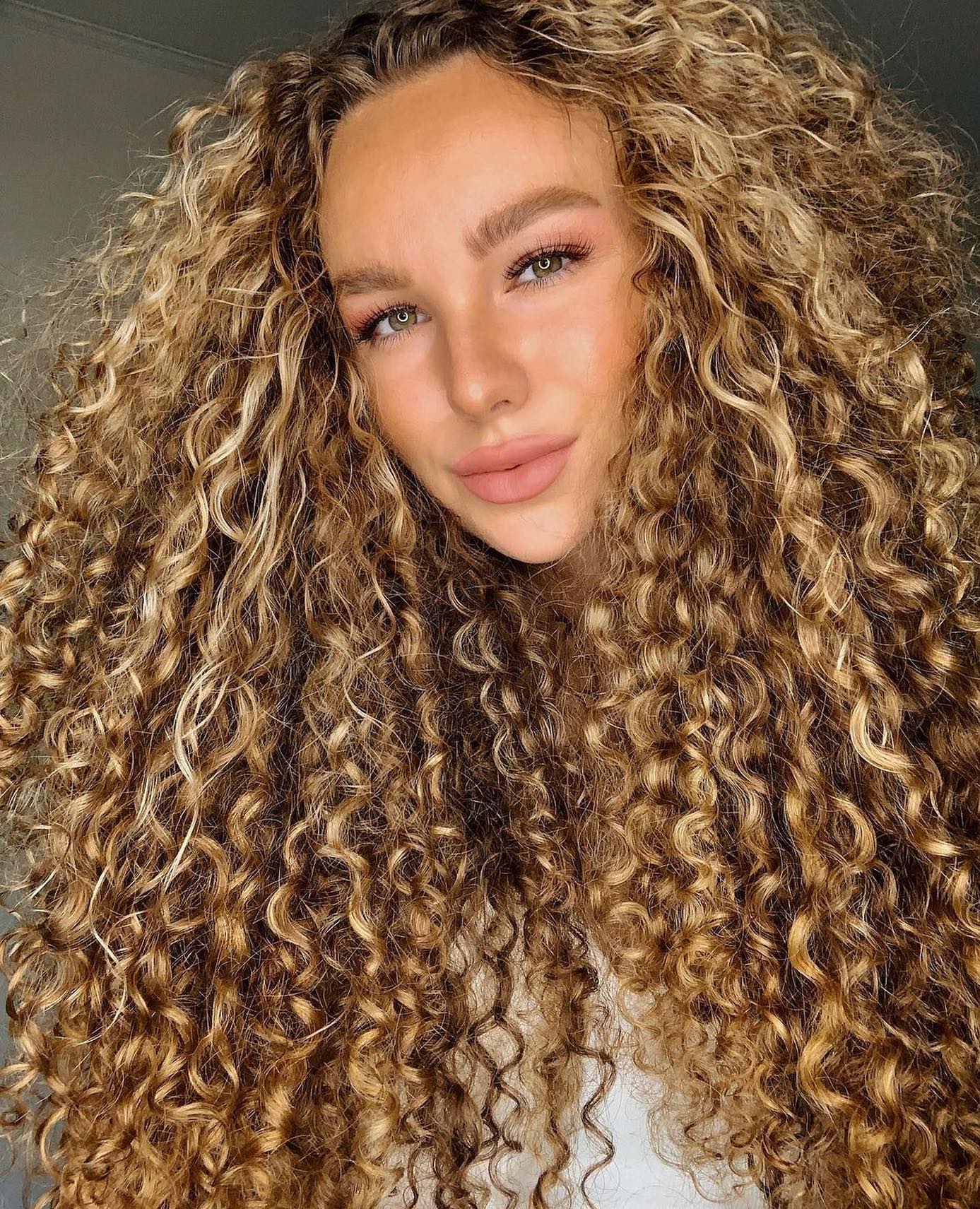 Texture Tuesday ✨While we use the curl typing system as a starting point, we can agree that textured hair doesn’t fit in a box. Most of us have multiple curl patterns (and porosities) throughout our hair, which is why some people describe their hair as multi-textured. How do you feel about the curl typing system? Is it helpful? Does it really matter? What’s most important for you when it comes to understanding your unique hair texture? Share with us below 
