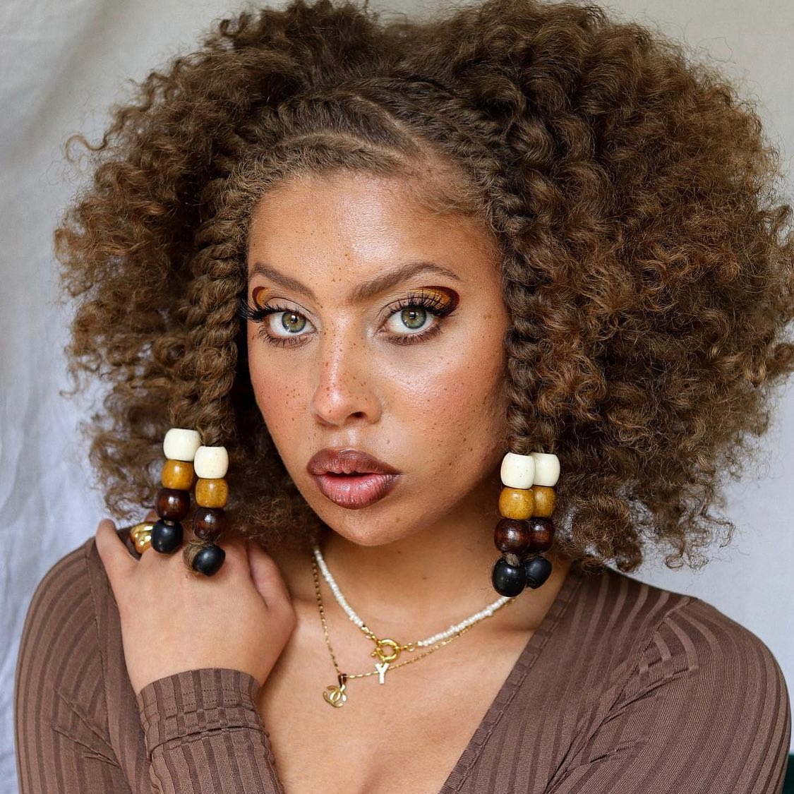 The twist out, the volume, the beads & the eyeliner *chefs kiss* Would you try this hairstyle? 