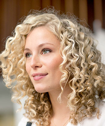 8 Natural Ways to Create More Curls – and Less Frizz