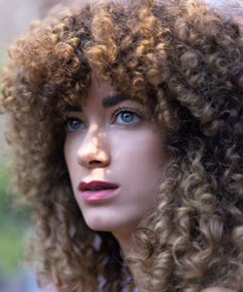3 Quick Tricks for Making Your Curly Hair Bigger