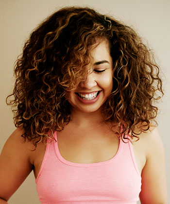 How to Refresh Curly Hair with Mousse for Frizz-free Results